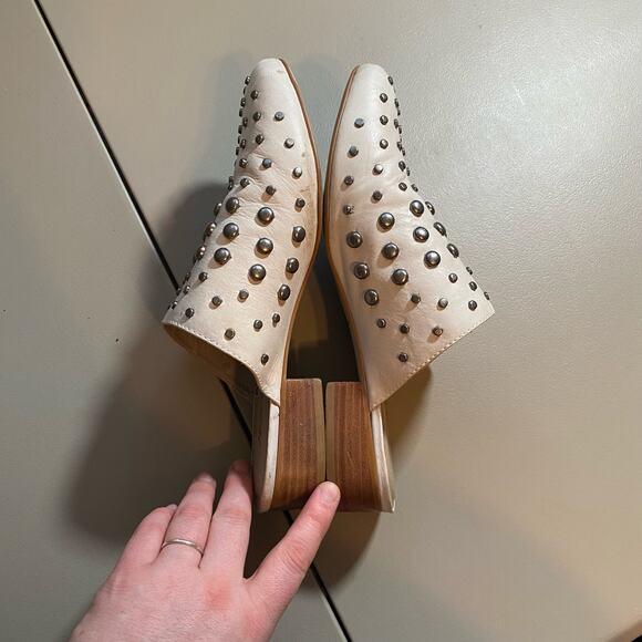 Amuse Society X Mattise Womens 9.5 Off White Heeled Mule Silver Studs Slip on - Picture 2 of 8